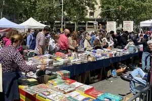 Vender rosas en Sant Jordi 2026 en Cataluña